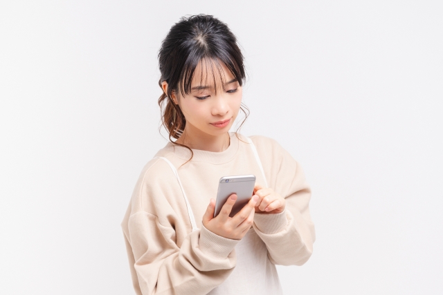 スマホで電話をかける女性